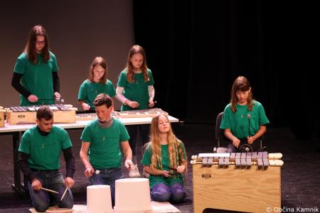 A me slišiš Pet čevljev merim, palcev pet (42)